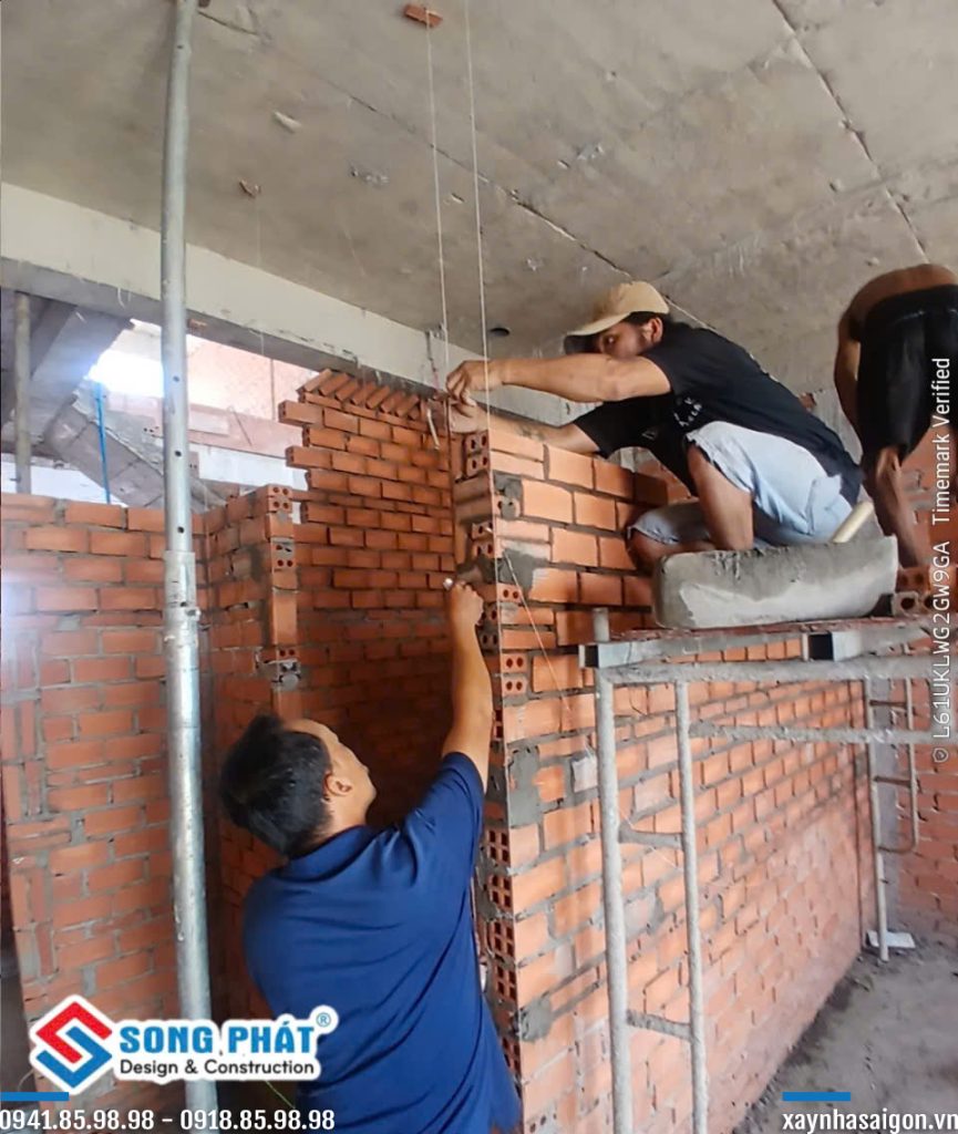 10/09 xây tường ngăn. 