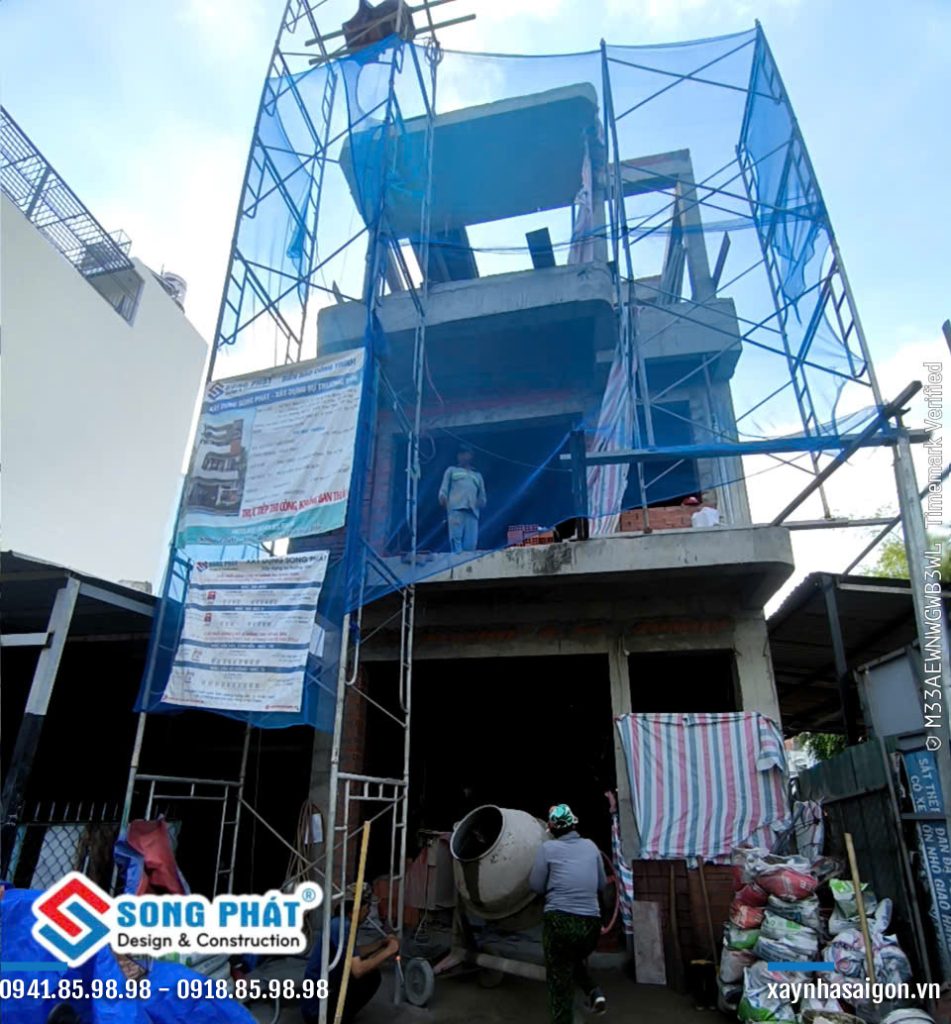 16/06 xây ban công lầu 1.