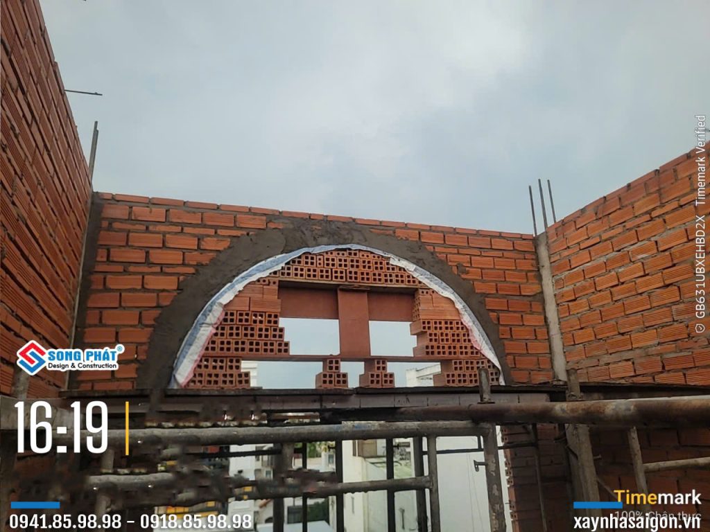 16/07 xây vòm cửa sân thượng.