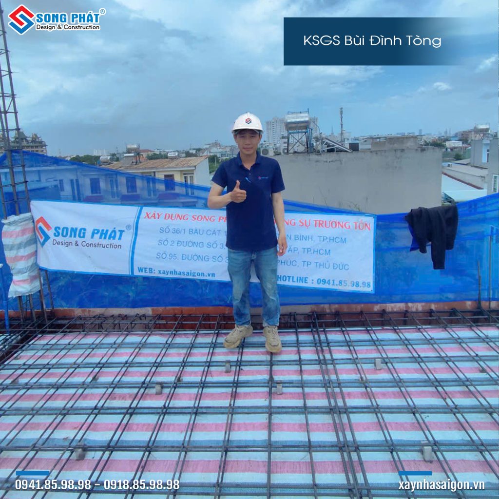 Kỹ sư Song Phát nghiệm thu thép sàn, giám sát quá trình đổ bê tông. 