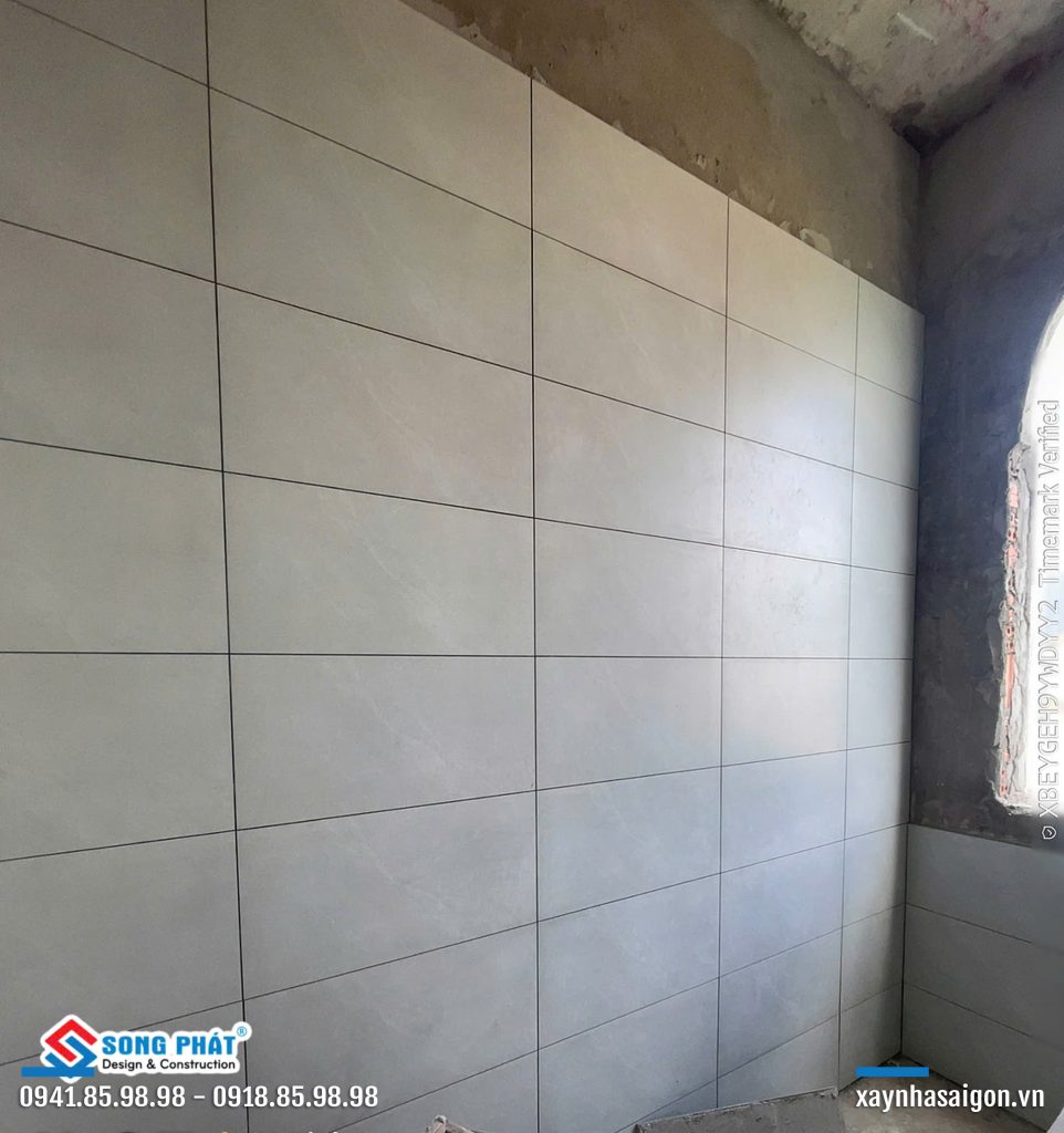 01/07 ốp tường nhà vệ sinh tầng 1 và tầng 2.