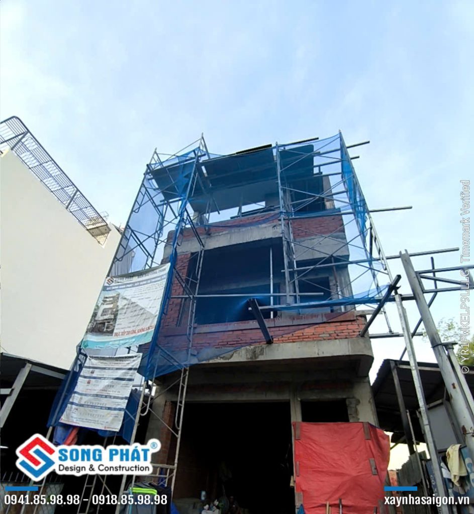Mặt tiền công trình anh Sơn đang thi công.
