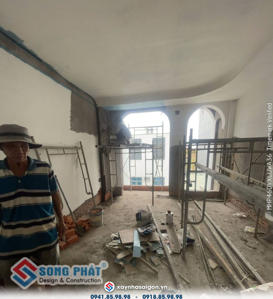 17/08 thi công trần lầu 1.