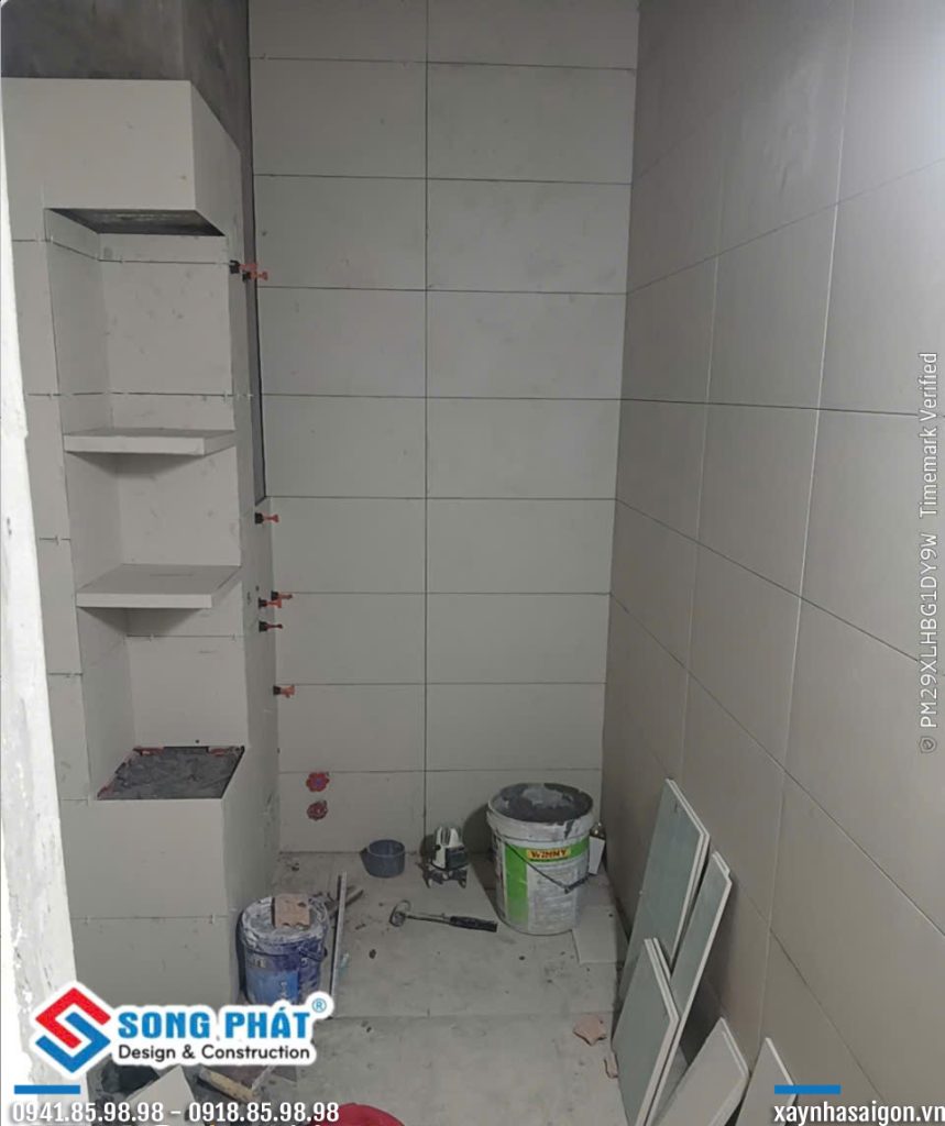 17/08 thi công ốp lát gạch nhà vệ sinh.