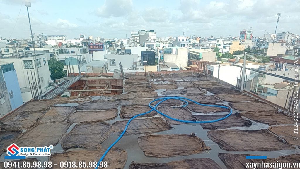 Công tác bảo dưỡng bê tông lầu 4.