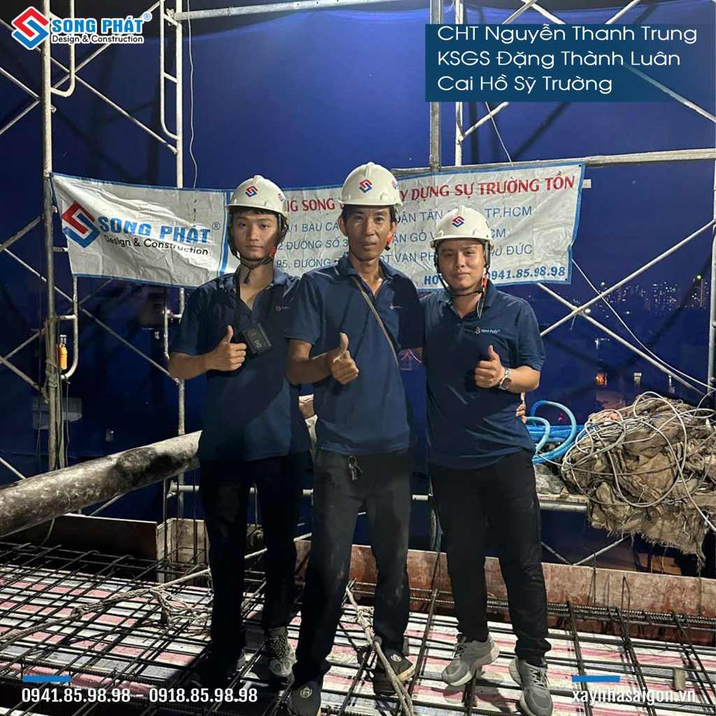 Kỹ sư giám sát trực tiếp kiểm tra công trình trước khi đổ bê tông.