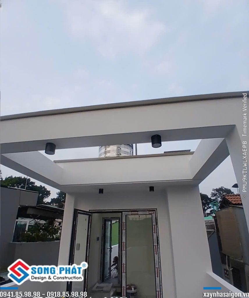 17/09 thi công sơn phủ sân thượng.