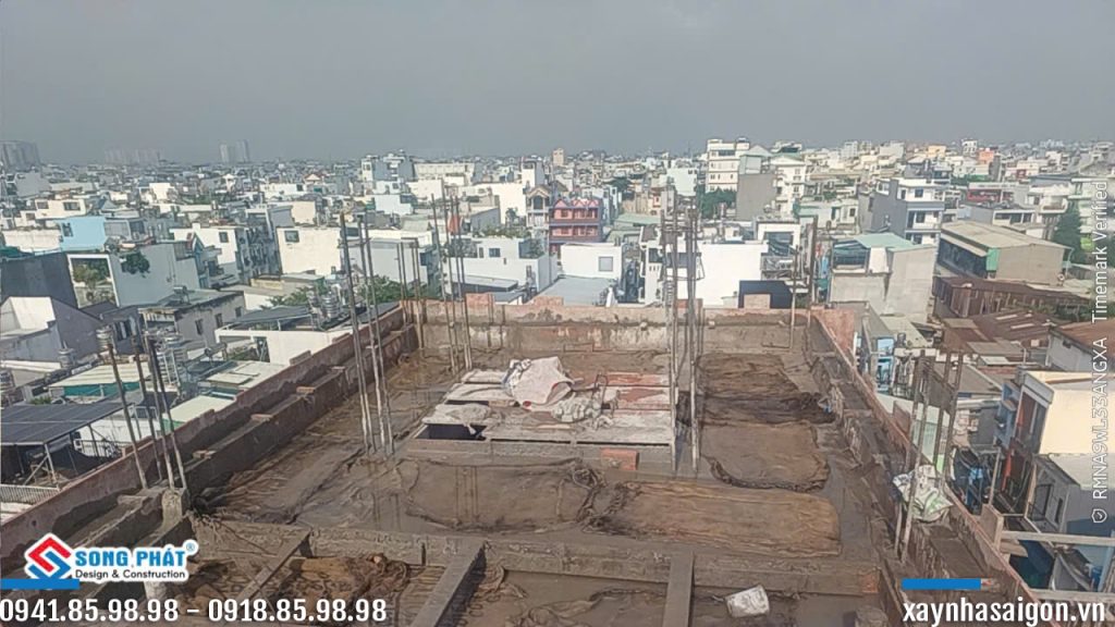 Công tác bảo dưỡng bê tông sàn mái.