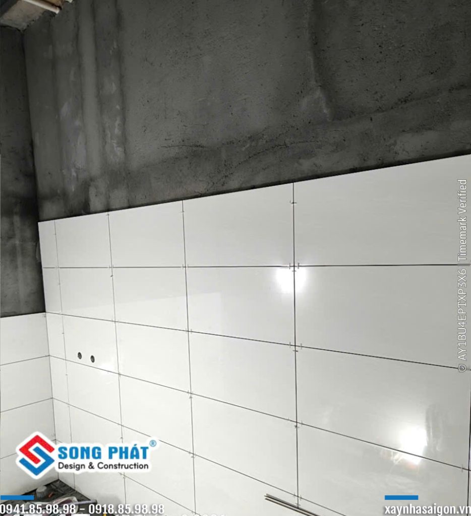 20/09 ốp gạch WC lầu 2.