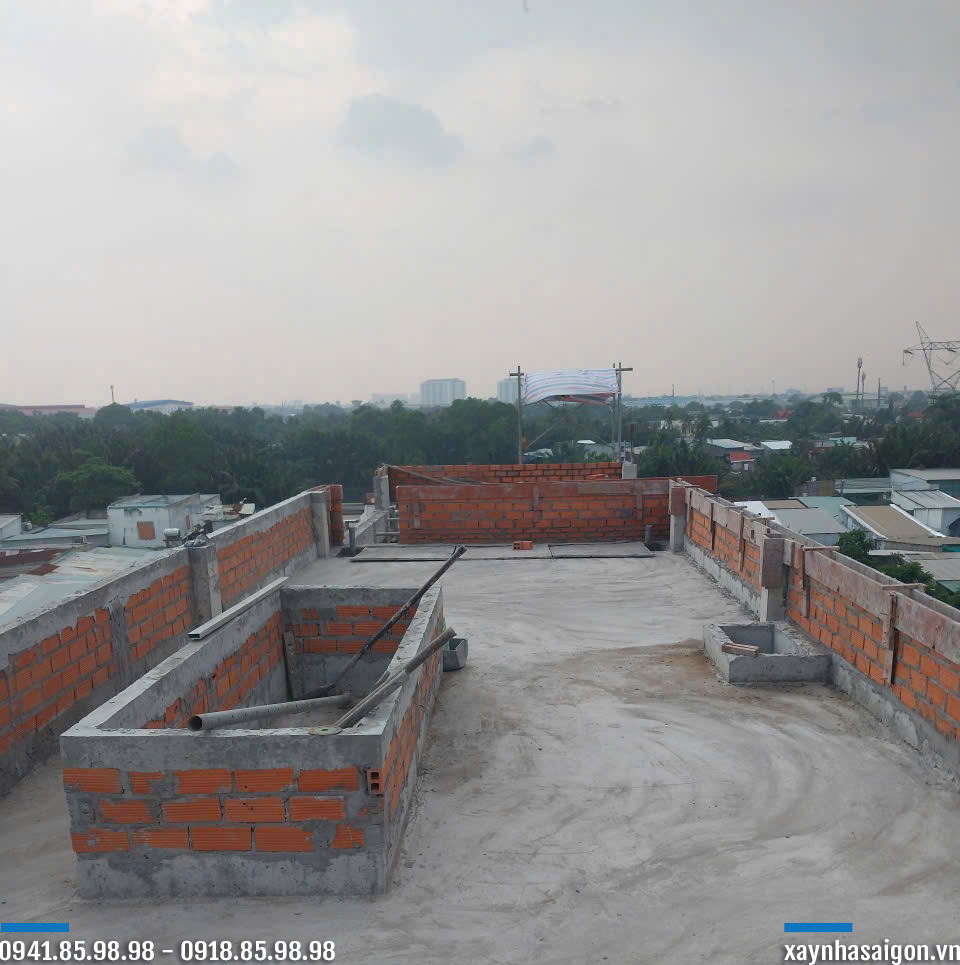 18/09 xây tường bao mái.