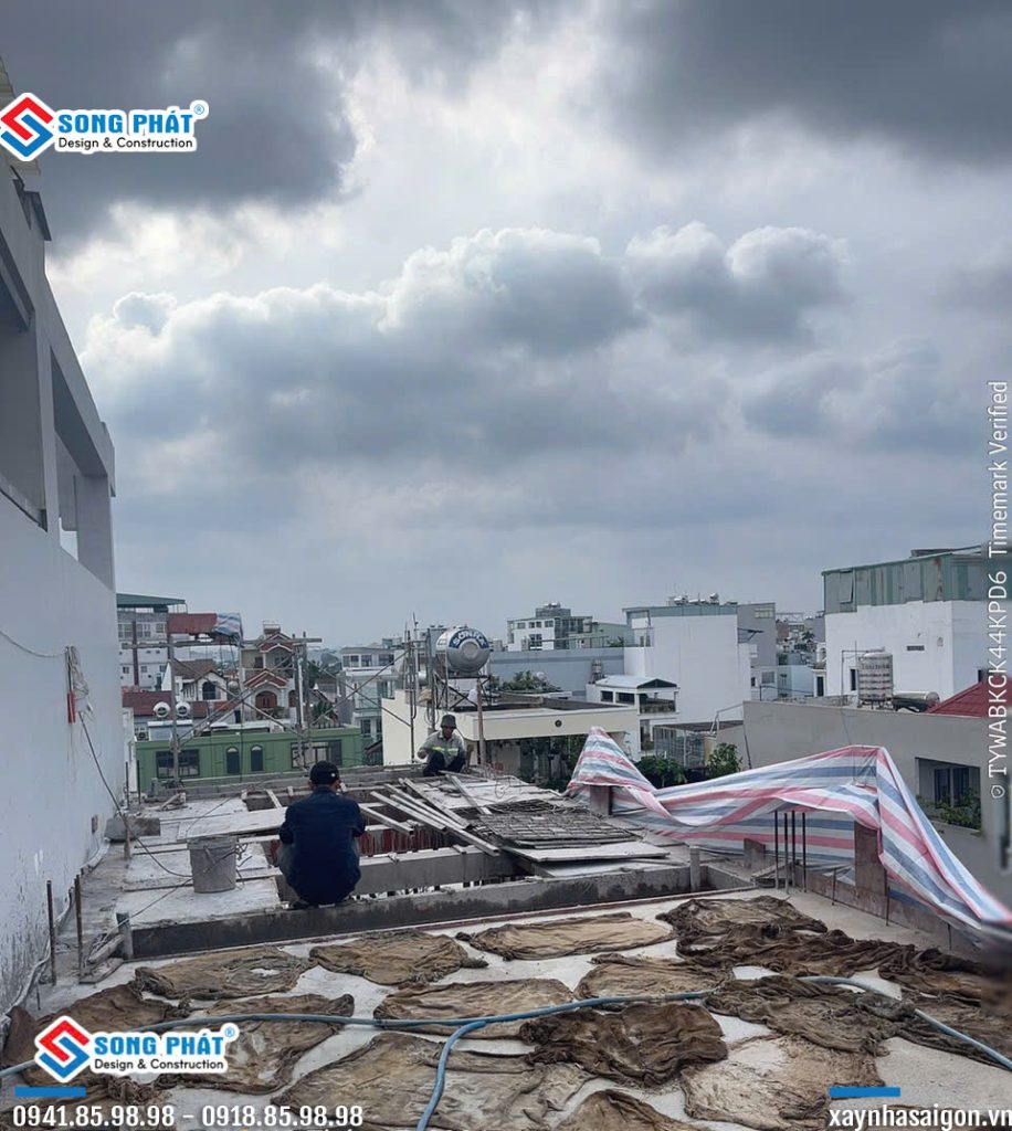 Công tác bảo dưỡng bê tông sàn.