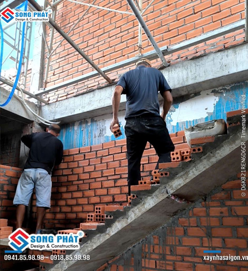 20/07 xây vách cầu thang giữa các lầu.