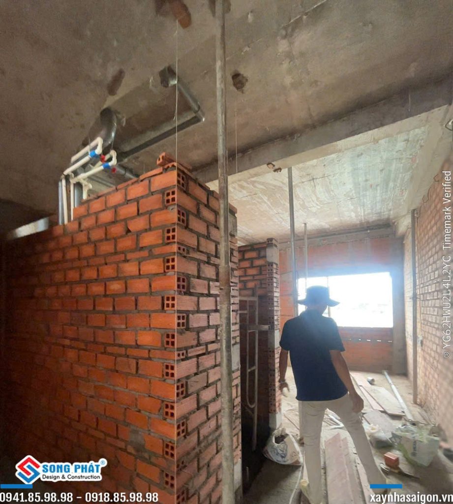 20/08 xây tường ngăn lầu 1 và lầu 2.