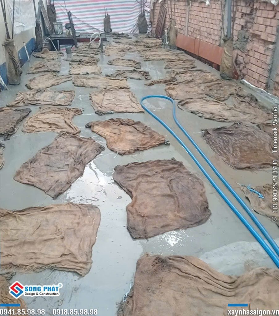 Công tác bảo dưỡng bê tông lầu 1.