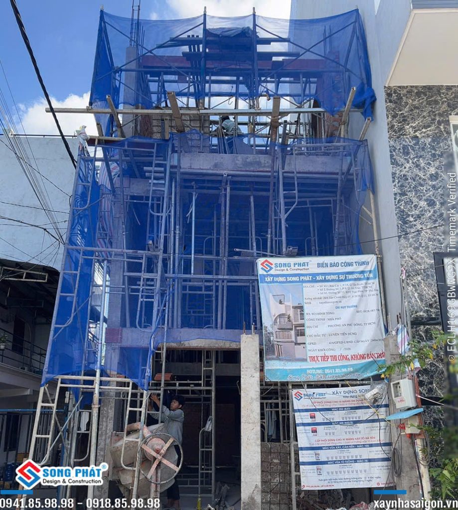 Tháng 07 mặt tiền công trình anh Dũng đang thi công.