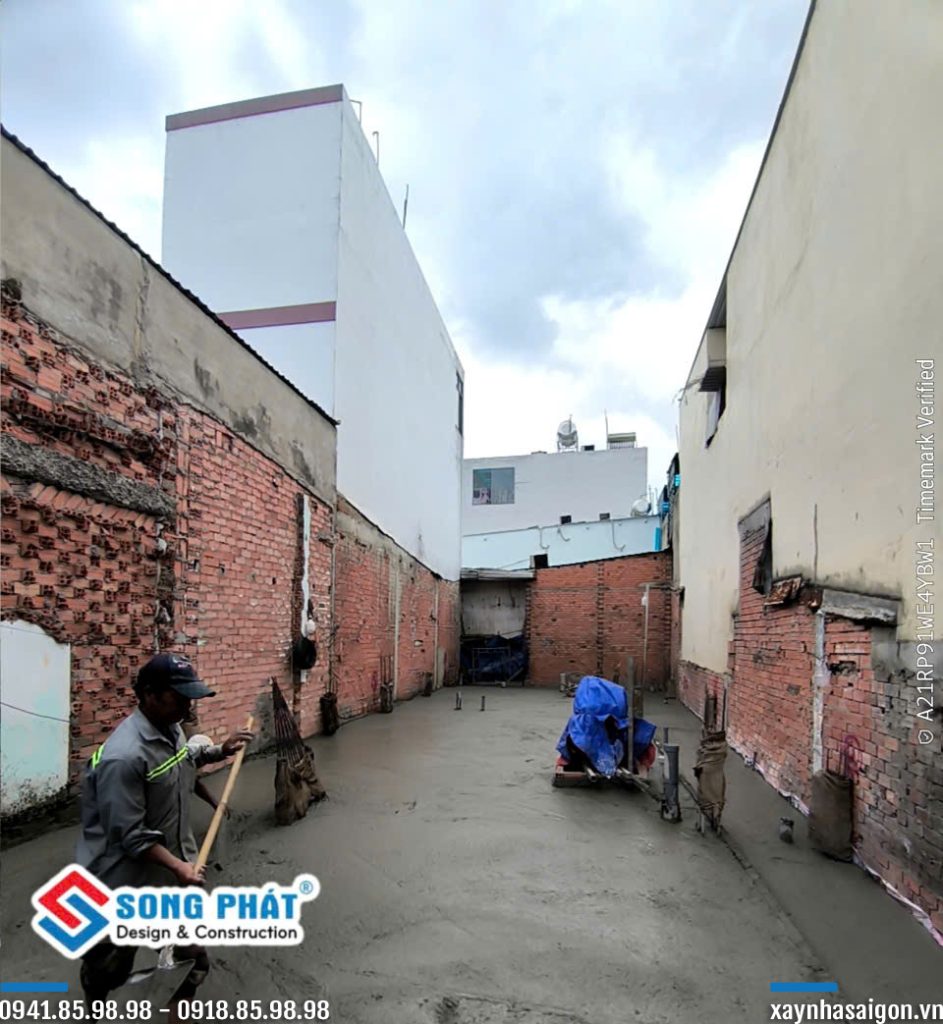 21/08 đổ bê tông móng, sàn trệt.