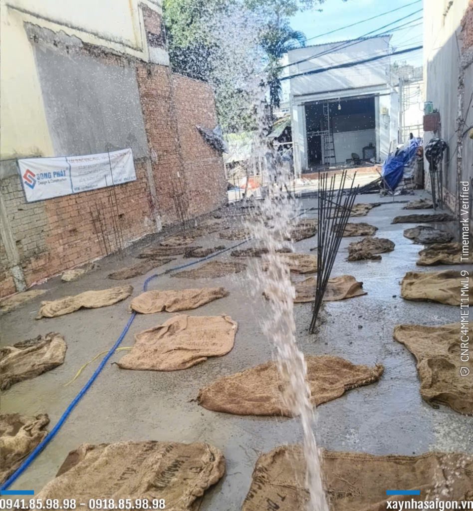 Công tác bảo dưỡng bê tông móng sàn trệt.