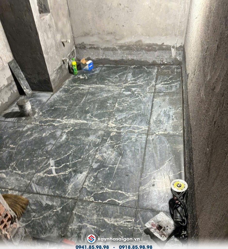 19/09 thi công ốp lát gạch nền mái.