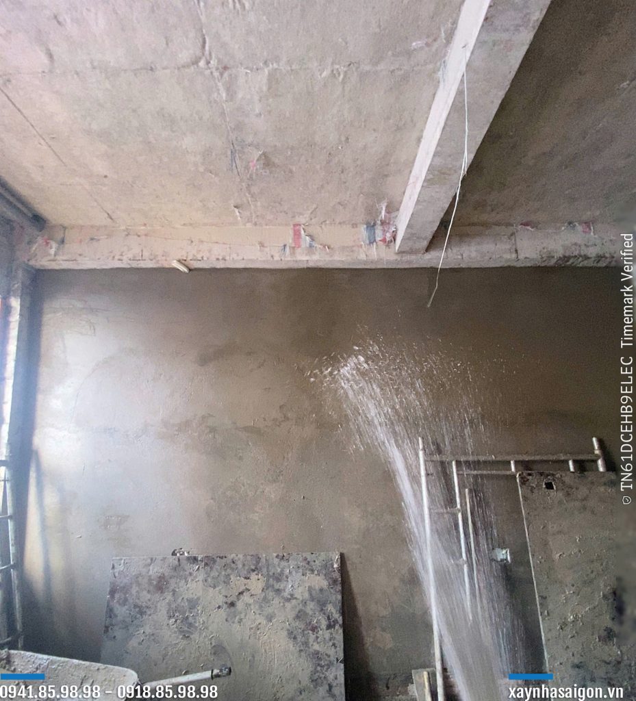 Tưới nước bảo dưỡng tường lầu 1.