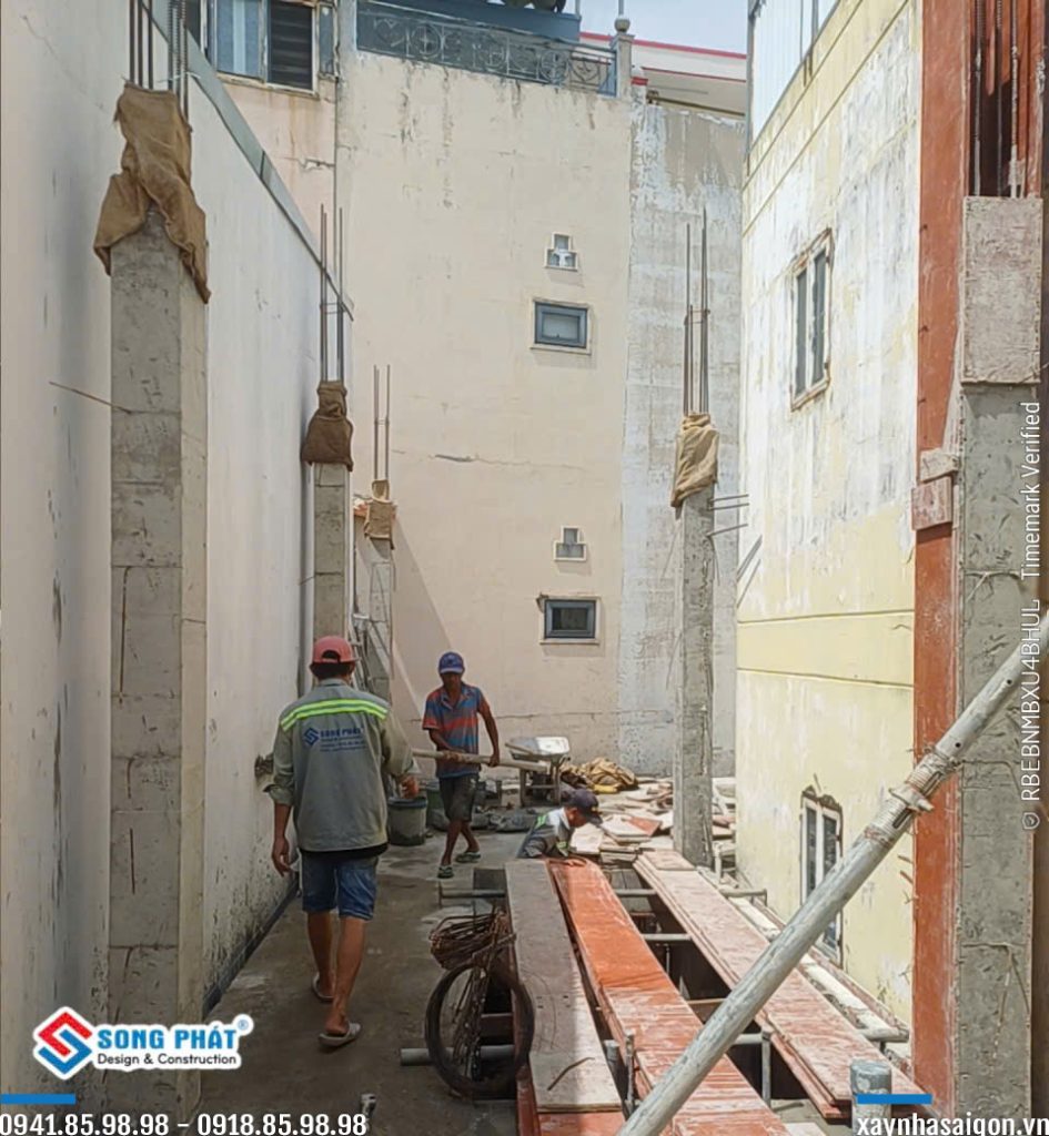 19/09 đổ bê tông cột lầu 1.