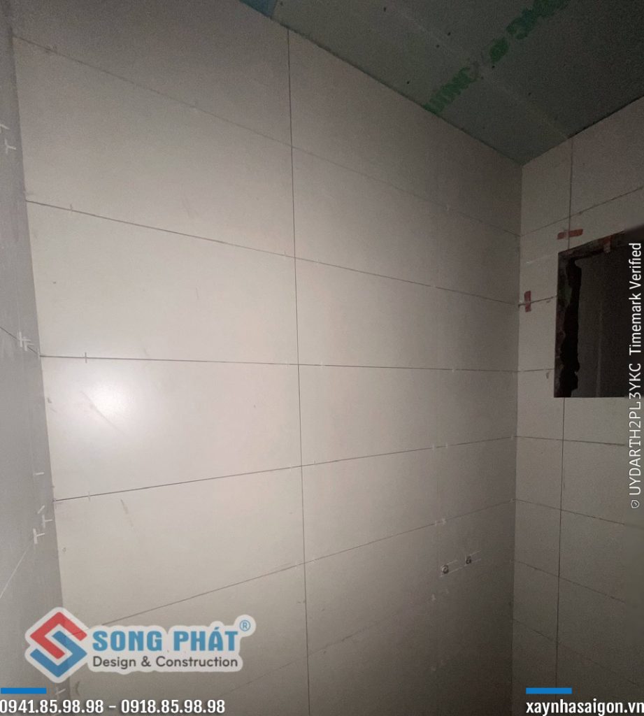 19/09 ốp lát hoàn thiện wc lầu 3.