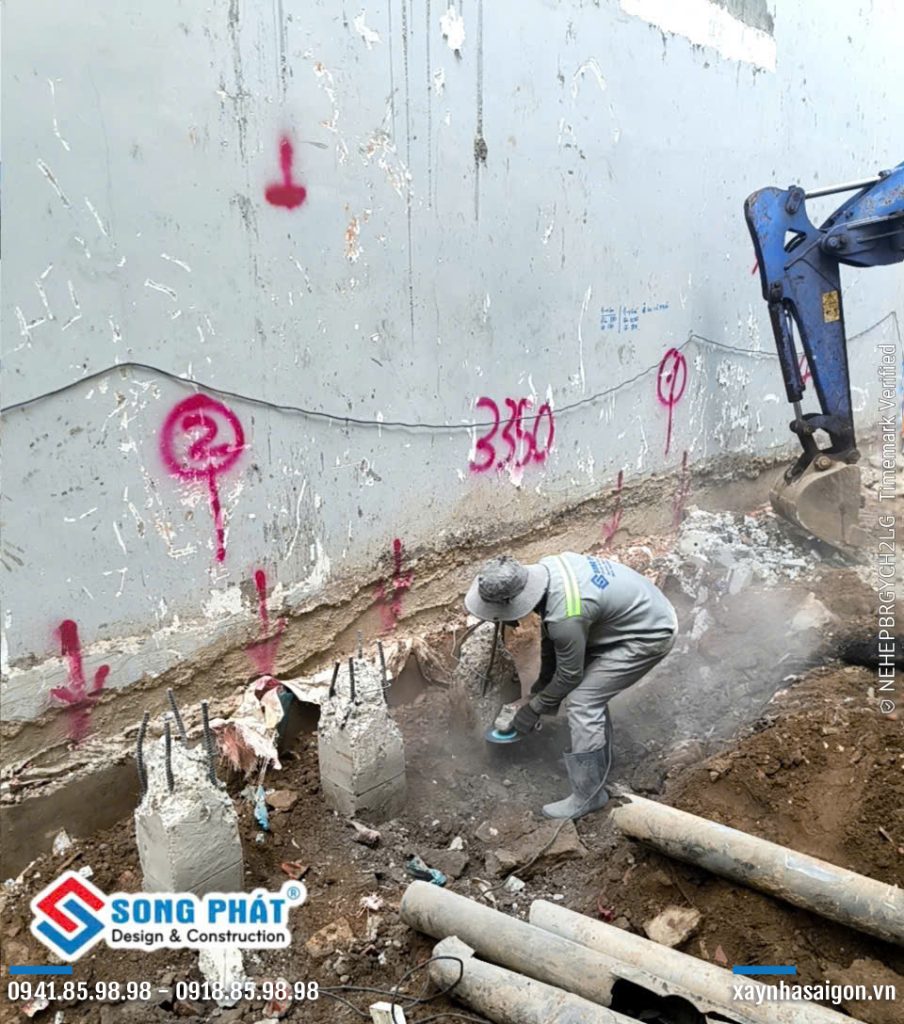 23/06 Thi công đào hố móng, và cắt cọc.