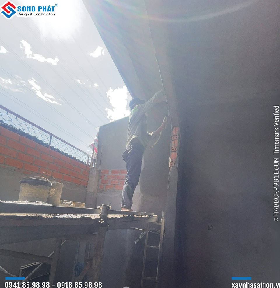 24/07 xây tô tường ngăn sau.