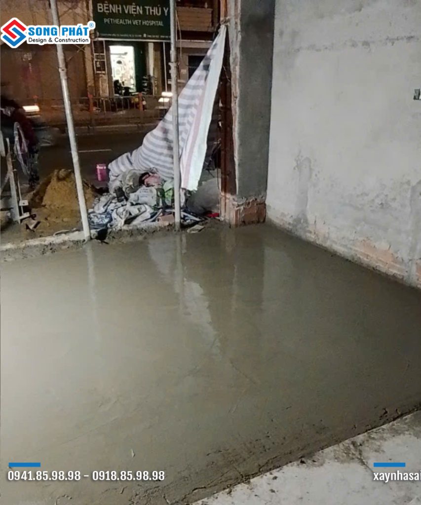 23/07 cán nền sân trước.