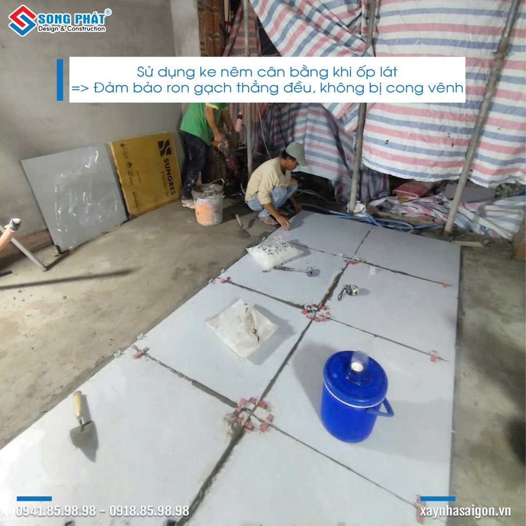 Thi công lát gạch sân trước.
