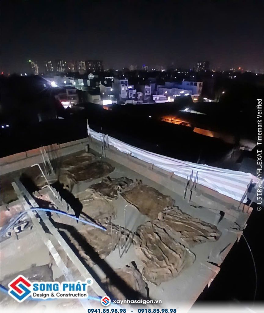 Công tác bảo dưỡng bê tông sàn mái.