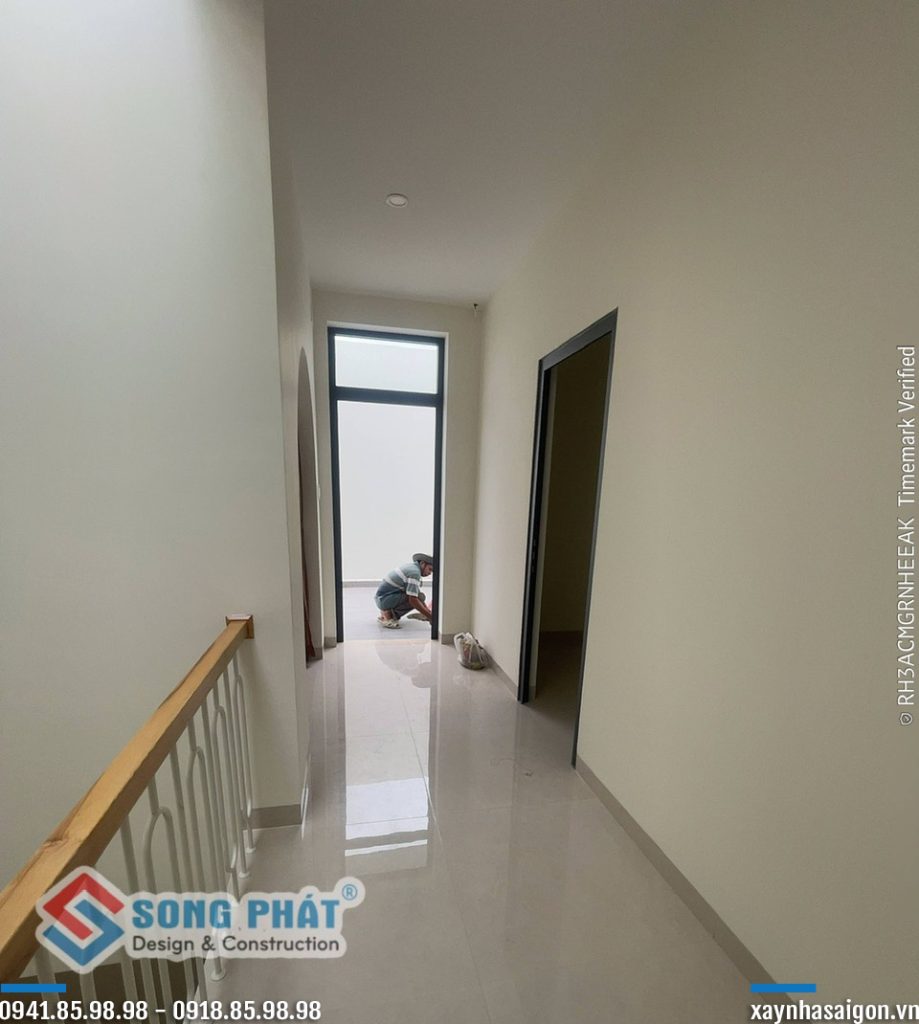 24/08 chà ron sân thượng.