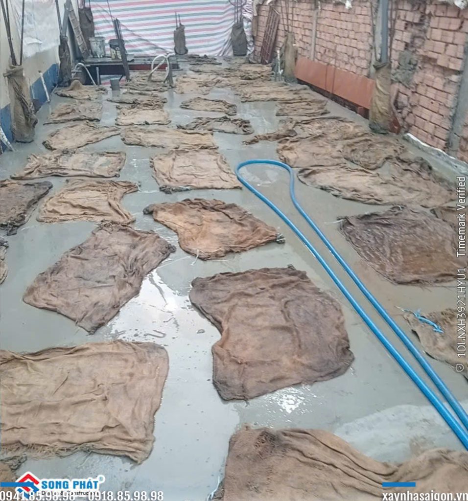 Công tác bảo dưỡng bê tông dầm sàn lầu 3.