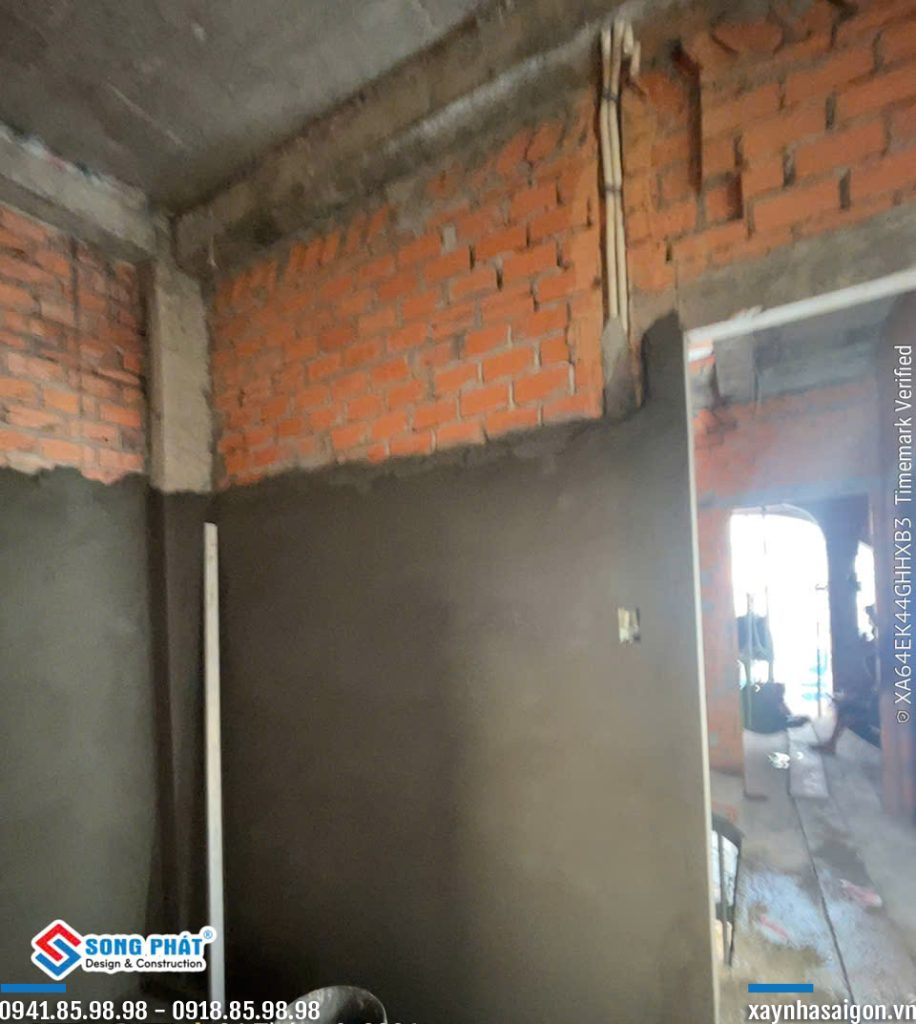 25/08 tô trát tường lửng và tầng 1. 