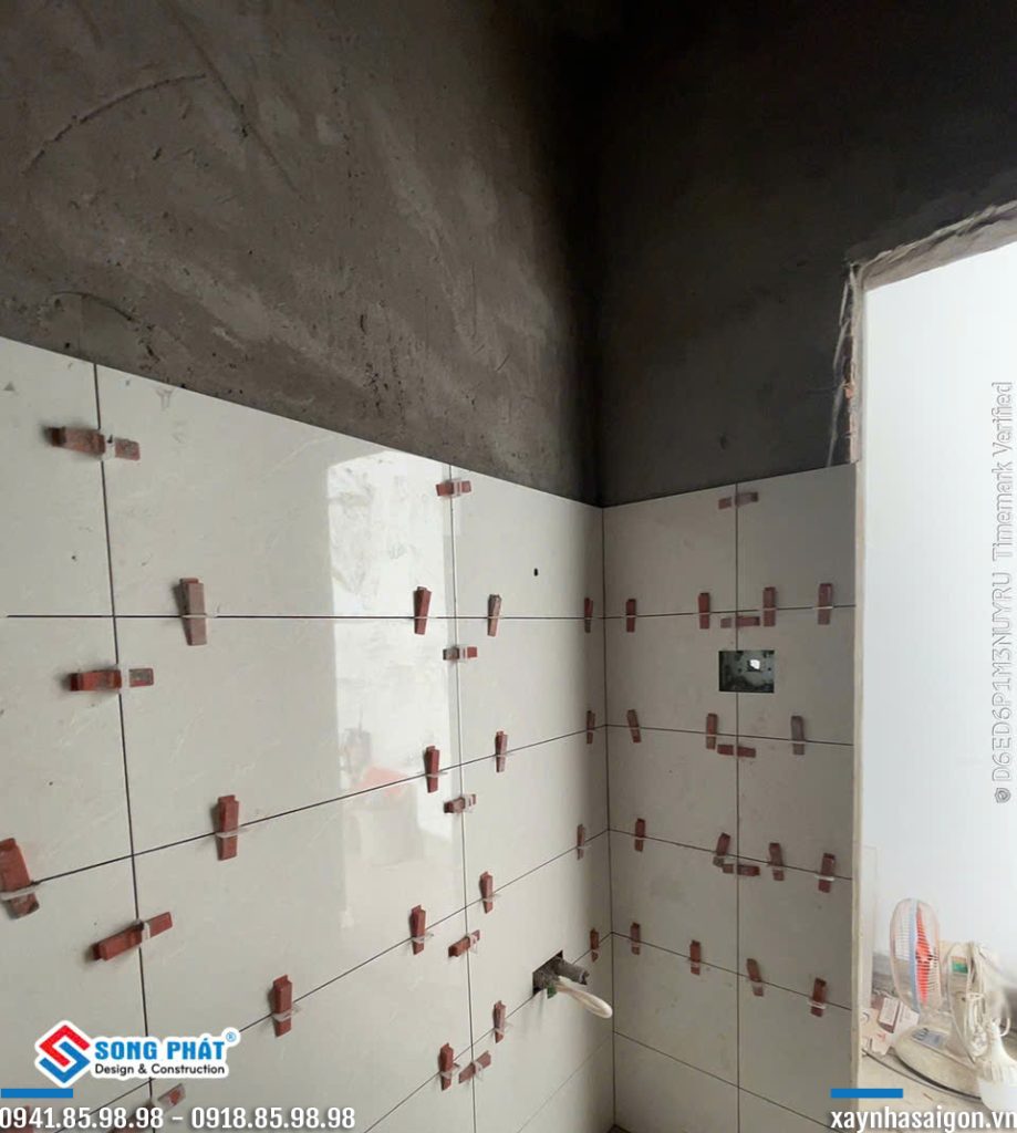 Sử dụng ke nêm cân bằng khi ốp lát.