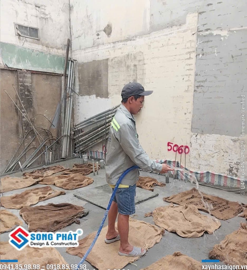 Công tác bảo dưỡng bê tông móng sàn trệt.