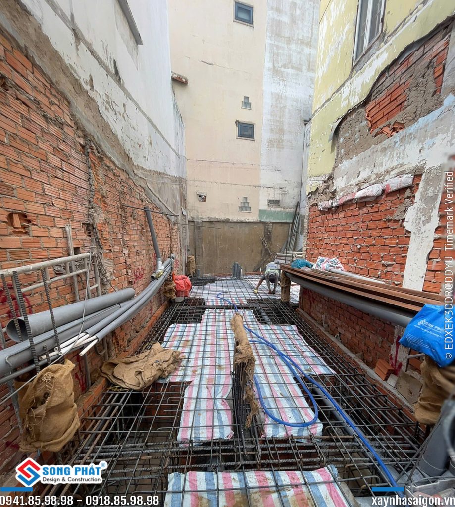 25/08 đi thép giằng móng.