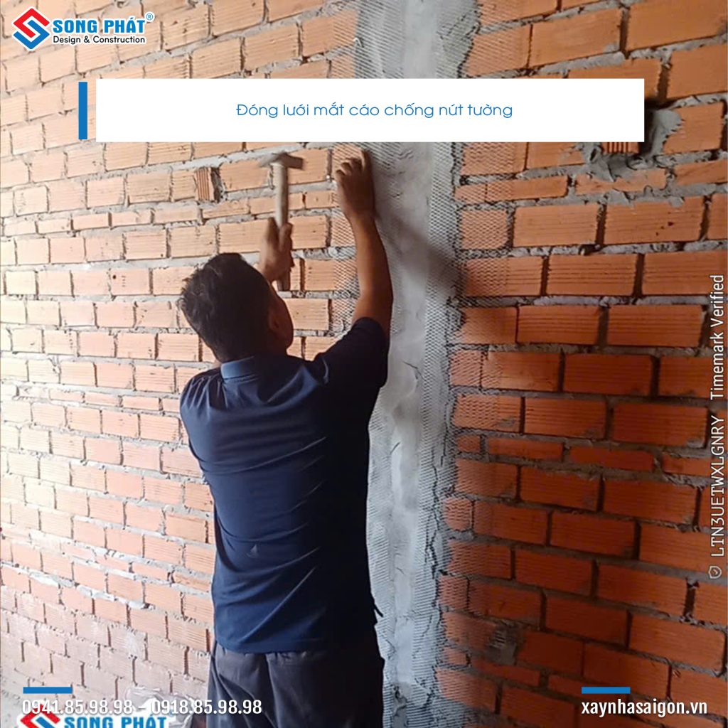 Công tác đóng lưới móc cáo trước khi tô tường.