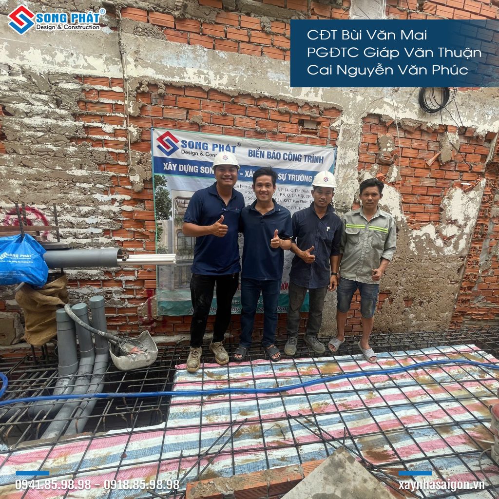 CĐT và đội ngũ kỹ sư Song Phát nghiệm thu thép sàn, giám sát quá trình đổ bê tông.