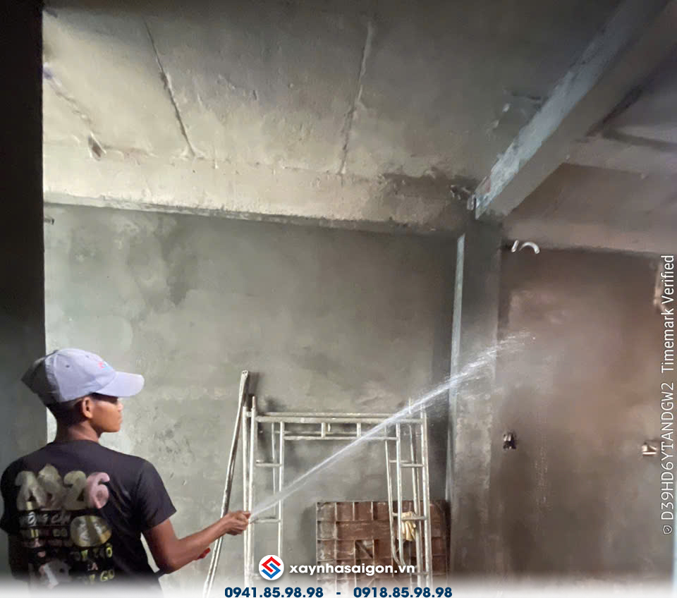 Công tác tưới nước bảo dưỡng tường lầu 3.