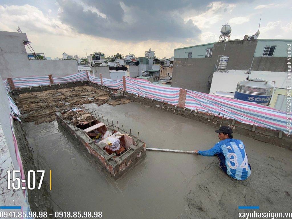 25/08 đổ bê tông dầm sàn mái.
