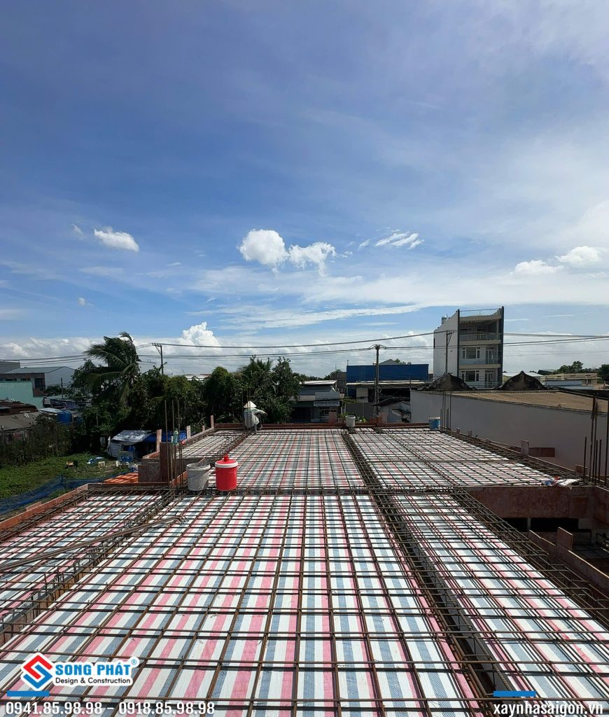 25/08 gia công lắp dựng thép sàn lầu 1.