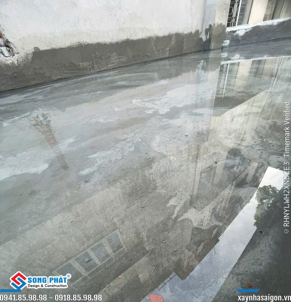 25/07 công tác test nước chống thấm sân thượng.