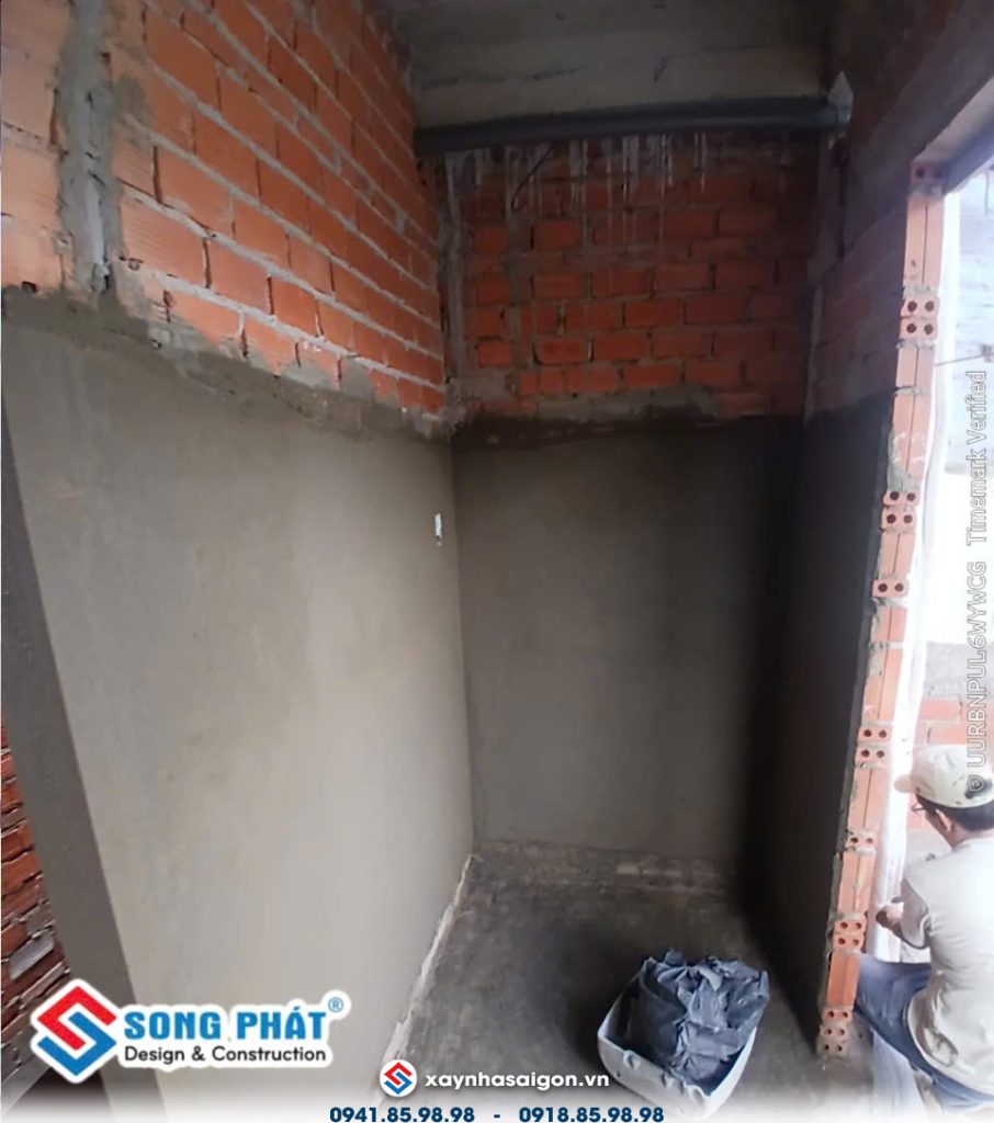 27/07 tô vách phòng thờ.