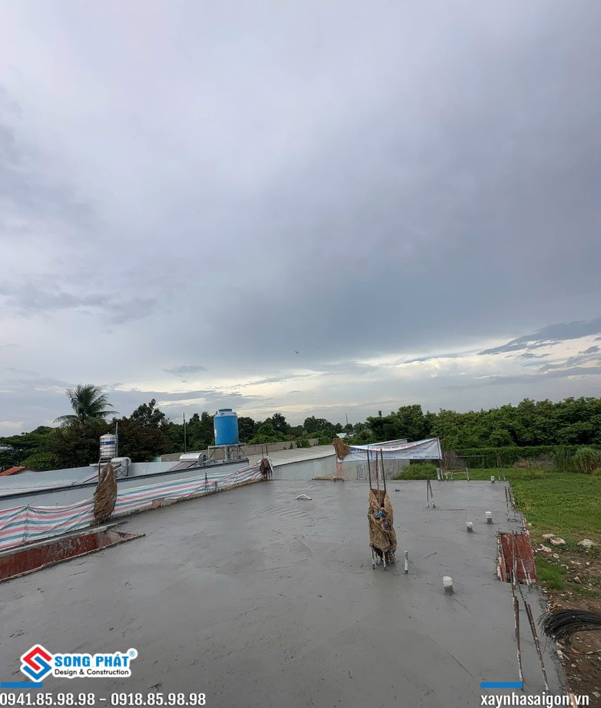 27/08 đổ bê tông sàn lầu 1.