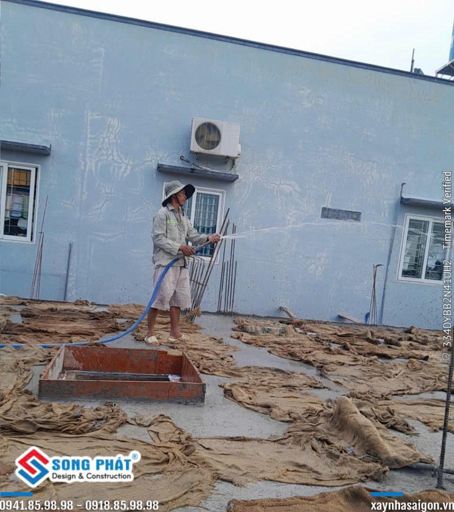 Công tác bảo dưỡng bê tông dầm sàn lầu 1.