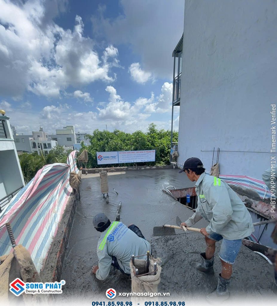 23/07 đổ bê tông sân thượng.