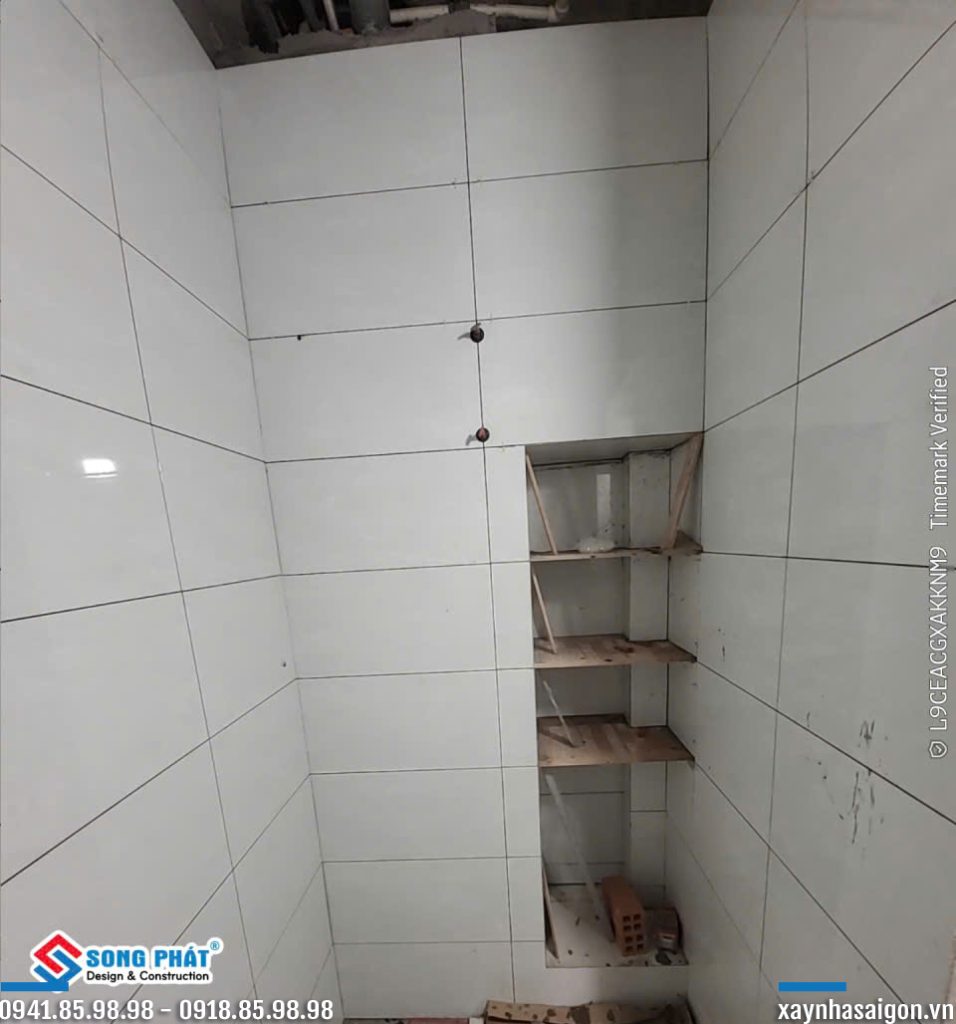 28/07 ốp lát len tường lầu 2.