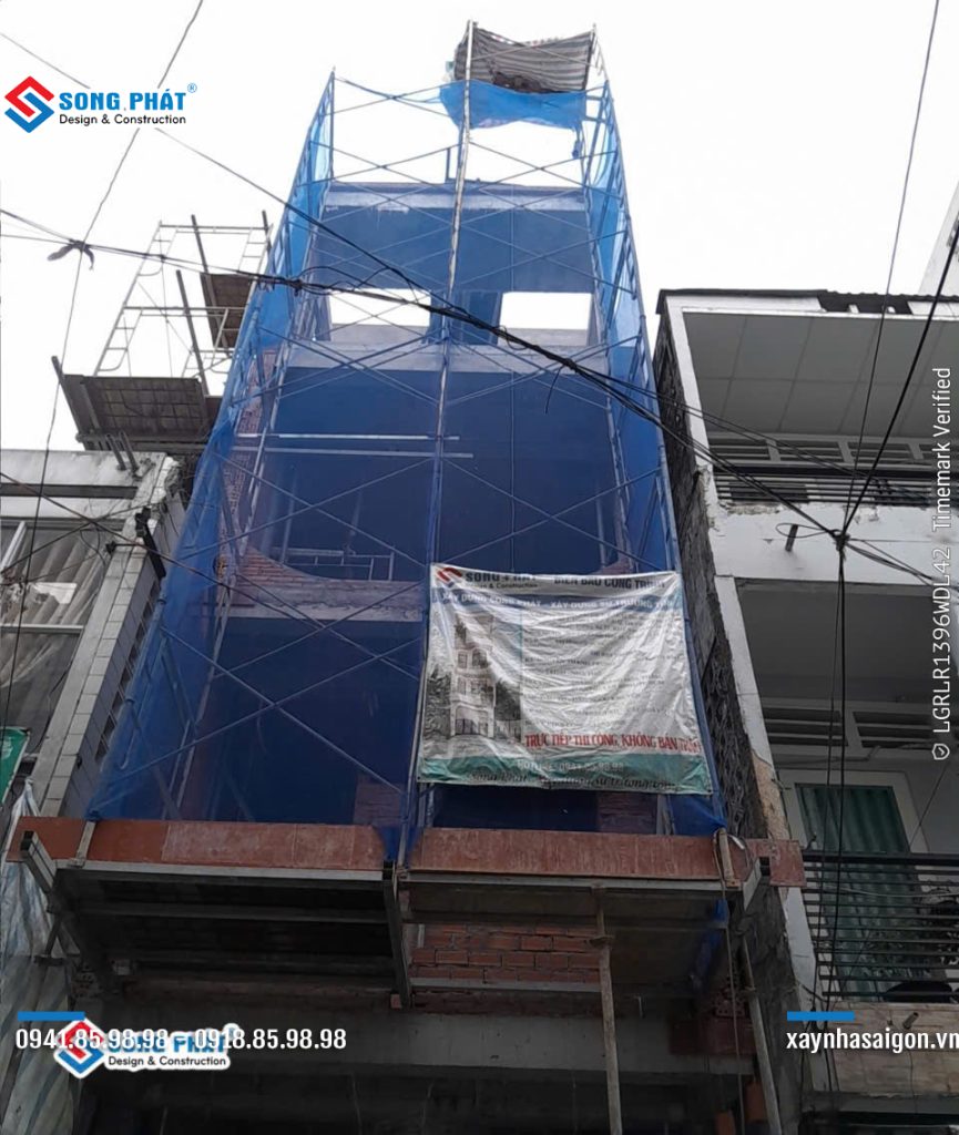 Mặt tiền công trình chú Huệ đang thi công.