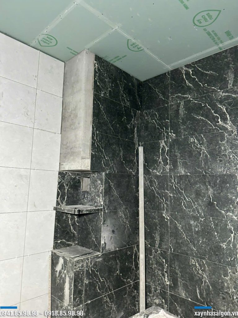 29/09 thi công ốp lát gạch wc lầu 2.