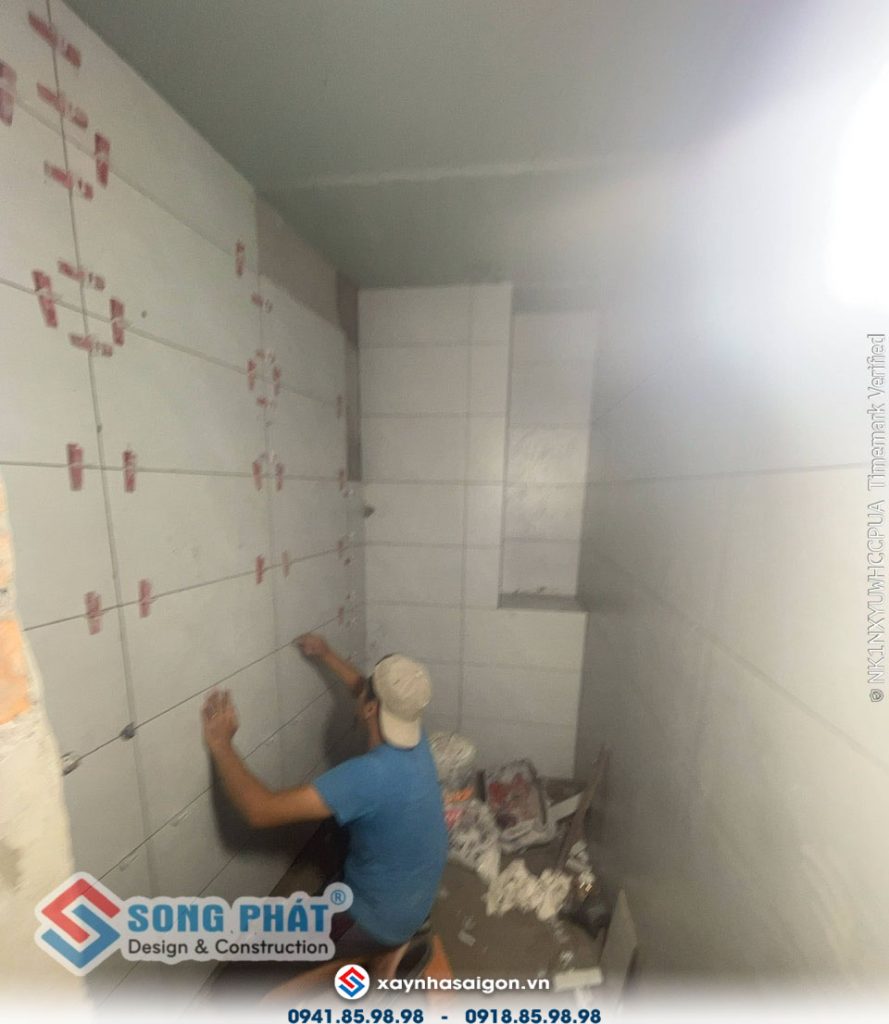03/08 công tác ốp WC lầu 1.